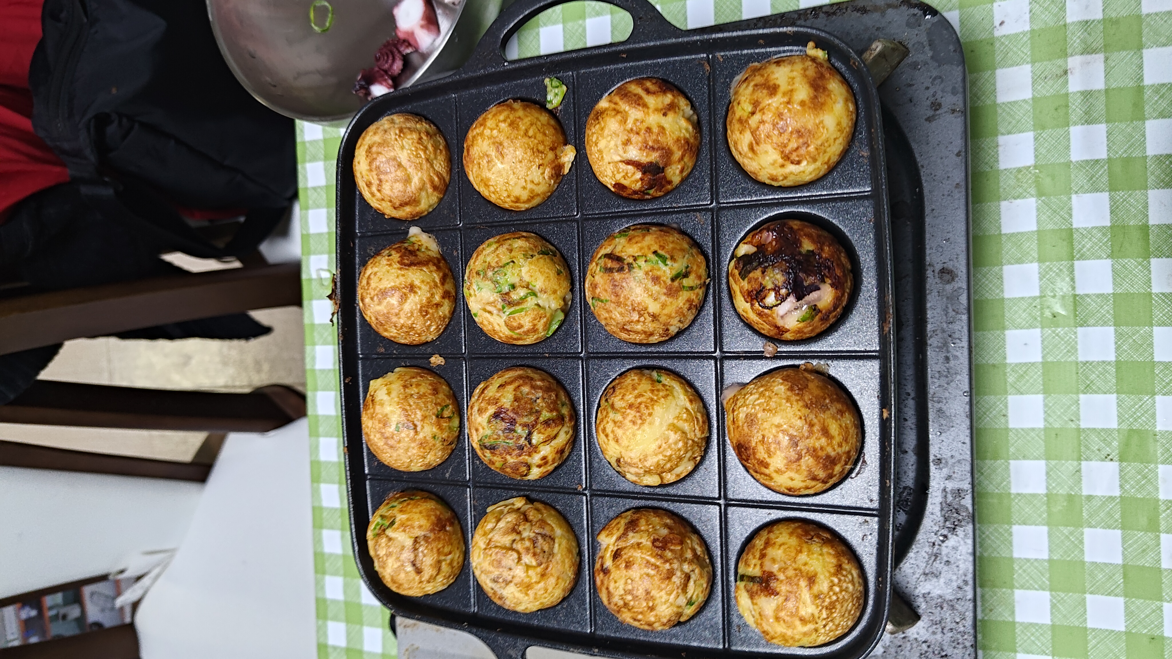 おっさんたこ焼きを焼く